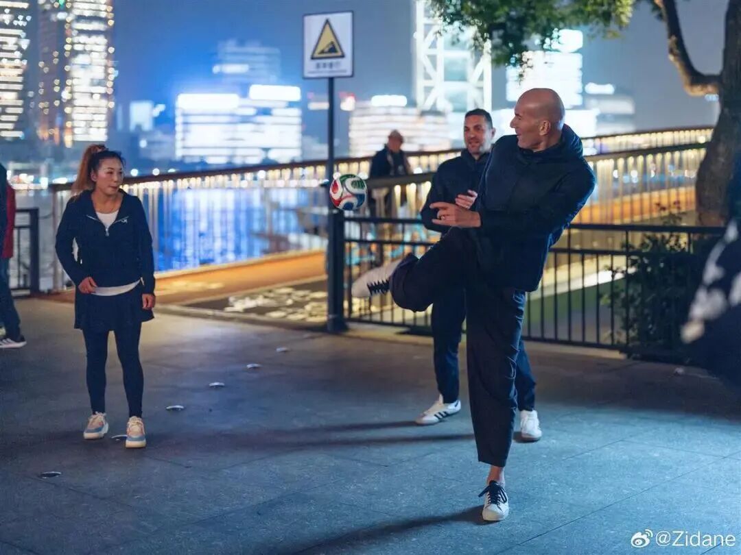 这位国际巨星来上海了！和阿姨爷叔比赛踢毽子？很多人偶遇