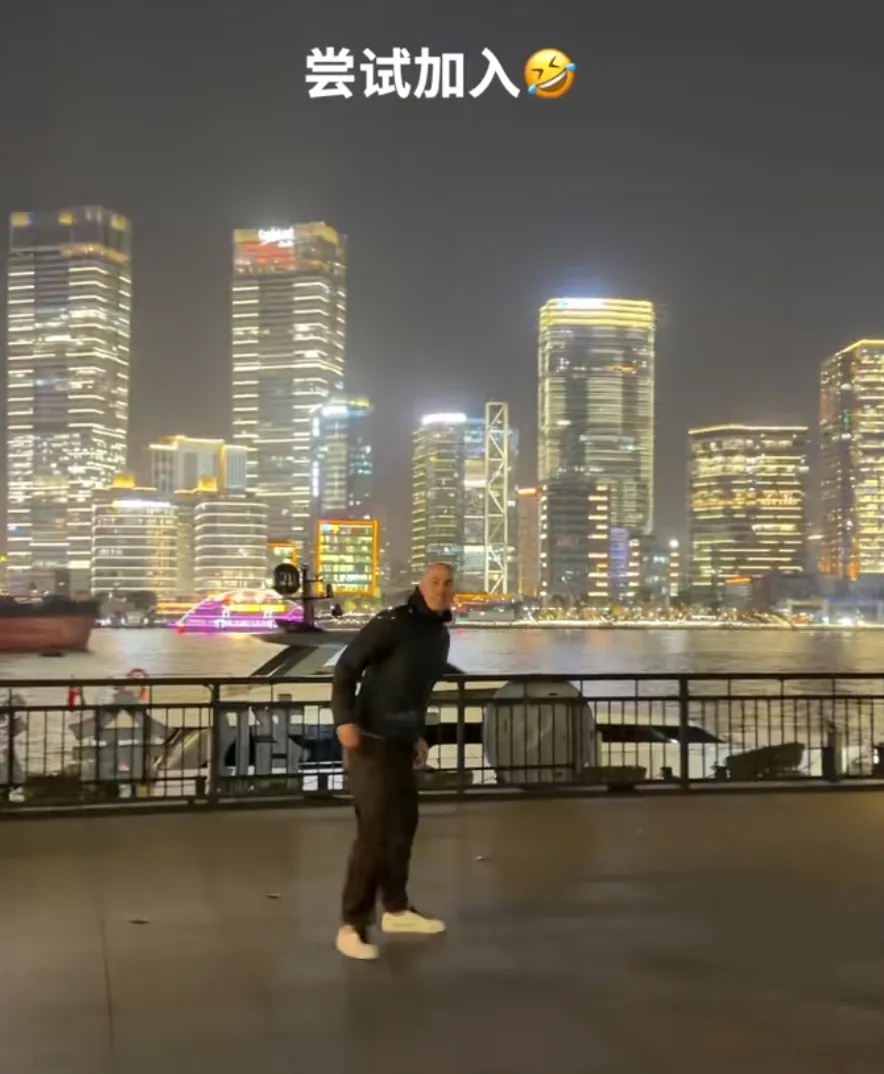 这位国际巨星来上海了！和阿姨爷叔比赛踢毽子？很多人偶遇