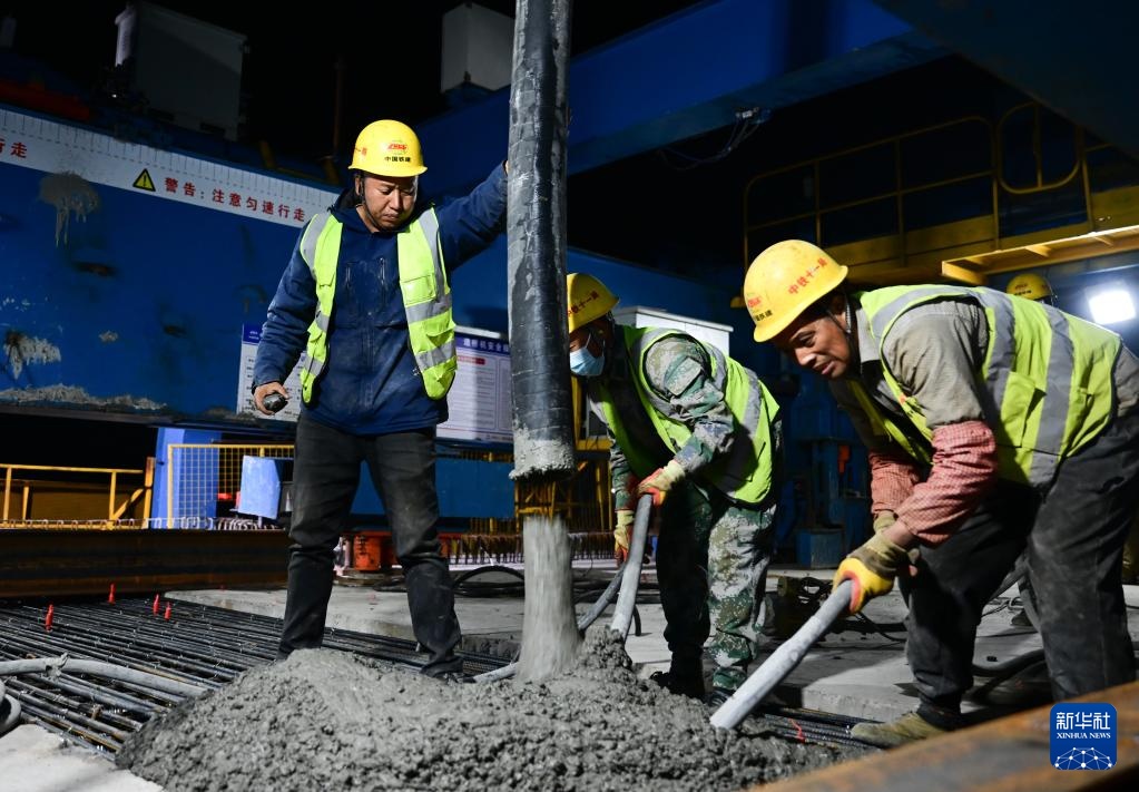 合武高铁跨沪蓉高速特大桥合龙