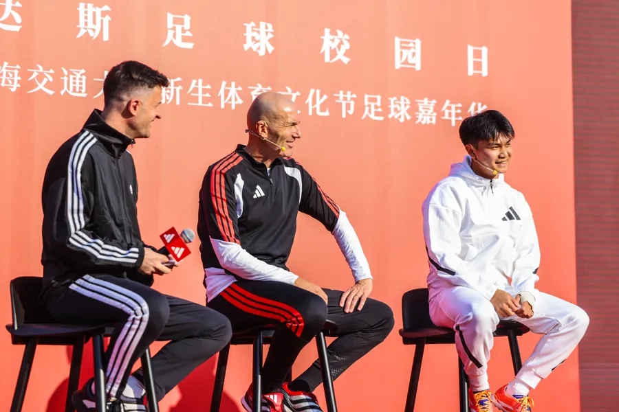 这位国际巨星来上海了！和阿姨爷叔比赛踢毽子？很多人偶遇