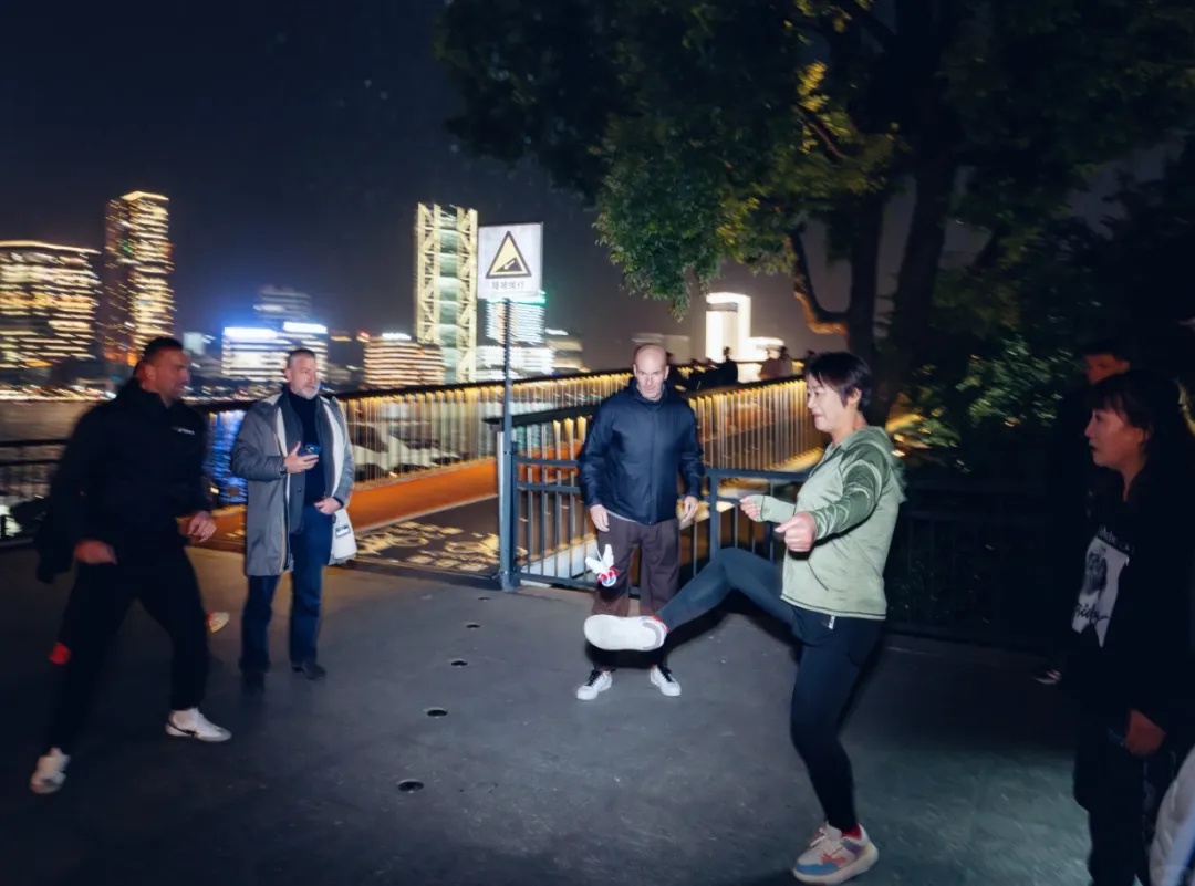 这位国际巨星来上海了！和阿姨爷叔比赛踢毽子？很多人偶遇