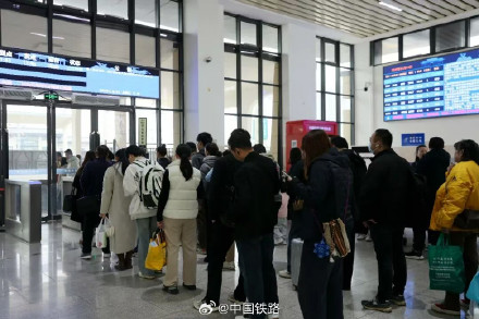 人人拎几箱坐火车！网友：错过等一年！