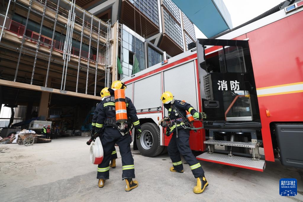 上海开展高层建筑灭火救援实战演练