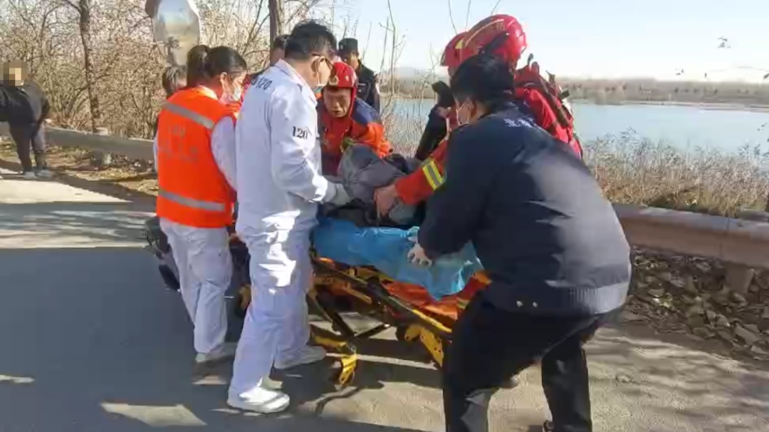 女子跳河自杀未遂，多亏了一件羽绒服……