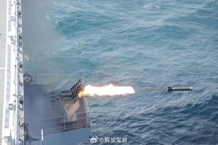 海军湖北舰开展实战化训练 海军湖北舰开展实战化训练