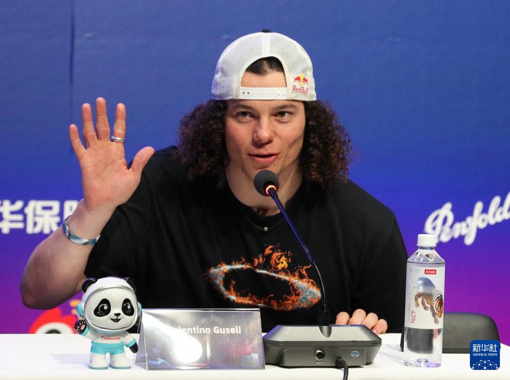 国际雪联大跳台世界杯北京站举行运动员见面会