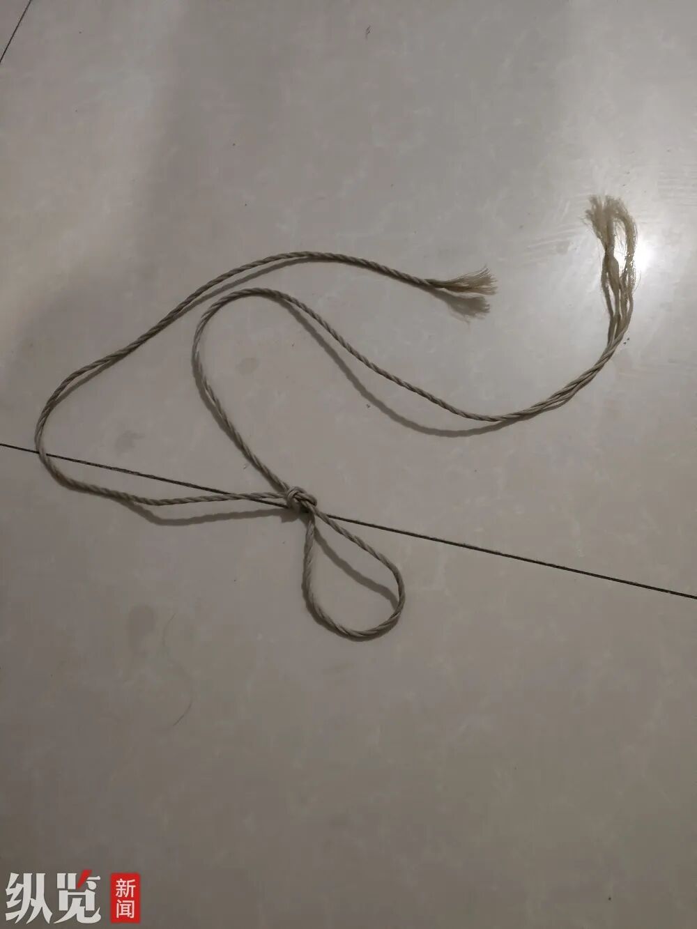 男子夜骑遭晾衣绳“割喉”,勒痕长达10厘米左右,物业:事发监控盲区,尚未找到拴绳人 男子夜骑遭晾衣绳“割喉”,勒痕长达10厘米左右,物业:事发监控盲区,尚未找到拴绳人