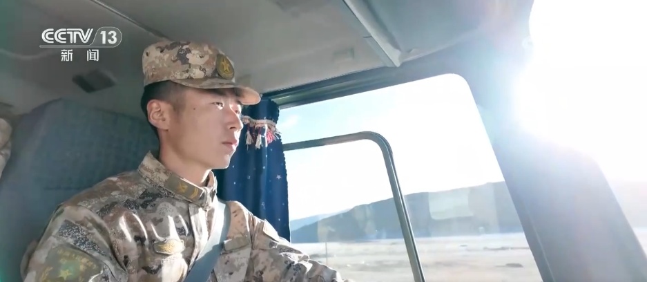 铁骑驰骋、勇闯天路 高原汽车兵打造钢铁保障线 运送物资到边防一线