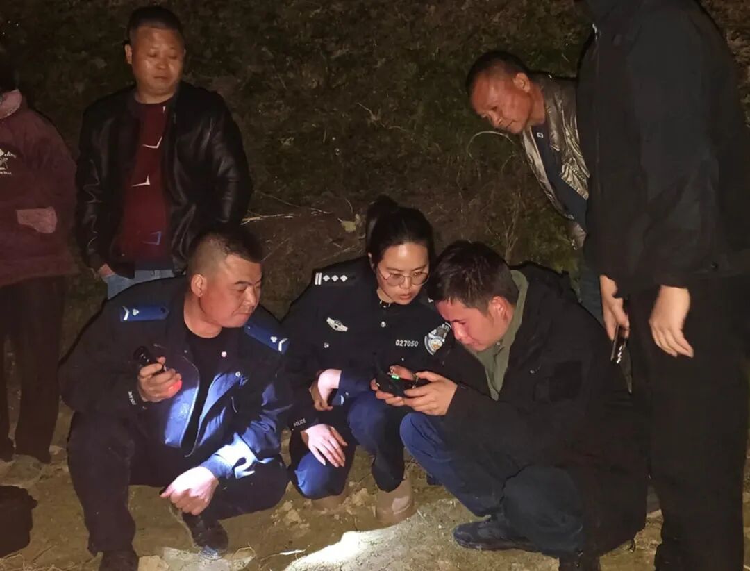 没有路径，荆棘藤蔓缠绕成网！他们把郭某“捆”在身上救出……