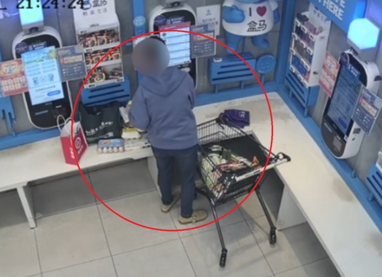 自助收银时假装扫码 两女子耍小聪明盗窃超市被抓