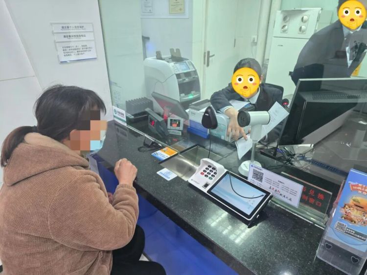 这边恋上“兵哥哥”帮取钱，那边想暴富投资赚钱，俩人栽了！