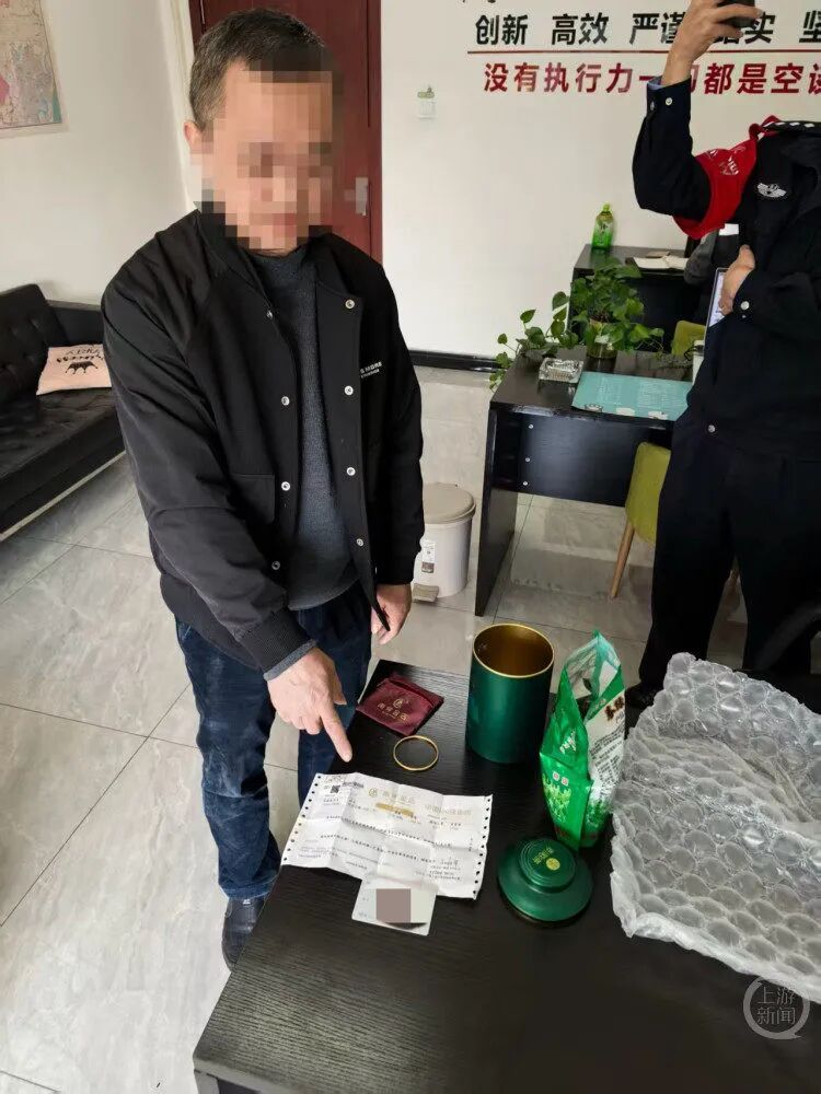 30克黄金寄出后刚被警方追回，受害人竟又取现23万元现金连同黄金一起交给骗子！