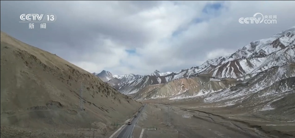 铁骑驰骋、勇闯天路 高原汽车兵打造钢铁保障线 运送物资到边防一线