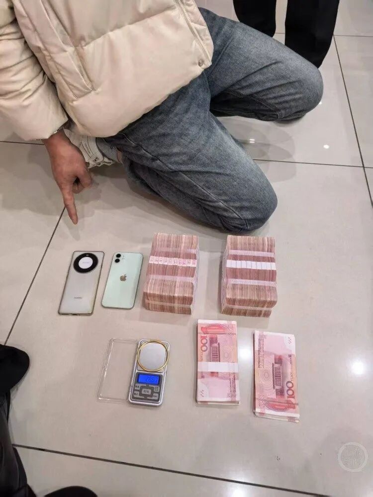 30克黄金寄出后刚被警方追回，受害人竟又取现23万元现金连同黄金一起交给骗子！