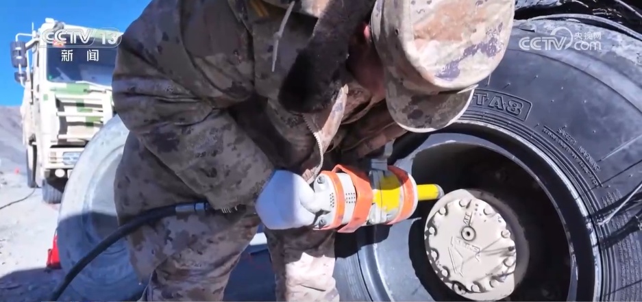 铁骑驰骋、勇闯天路 高原汽车兵打造钢铁保障线 运送物资到边防一线