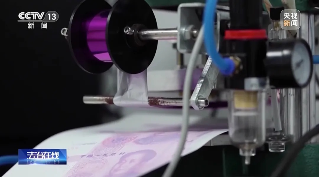 打印机印假钞、用找零换真钞……警方现场查获“20多万”! 打印机印假钞、用找零换真钞……警方现场查获“20多万”!