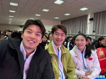 王昶晒与汪顺合影