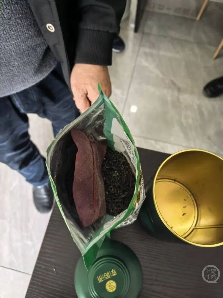 30克黄金寄出后刚被警方追回，受害人竟又取现23万元现金连同黄金一起交给骗子！