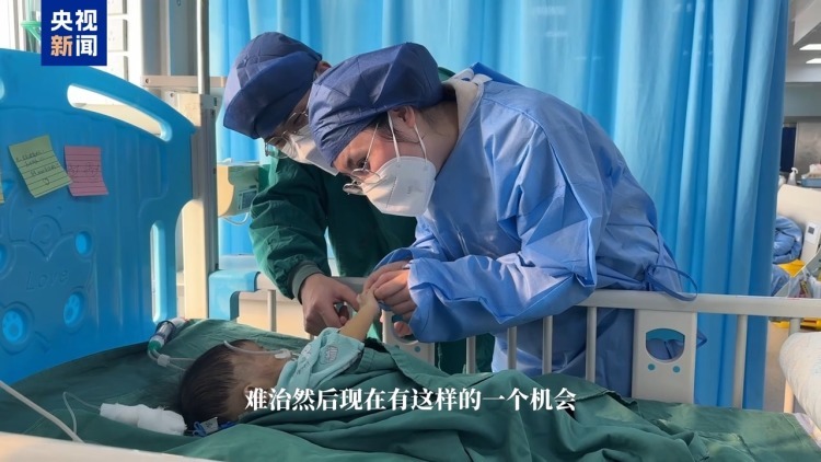 28岁妈妈割肝救女 6月龄宝贝获新生