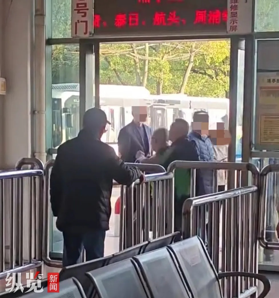 事发上海一车站，两未成年“公交迷”欲擅自启动公交车，还咬伤司机……