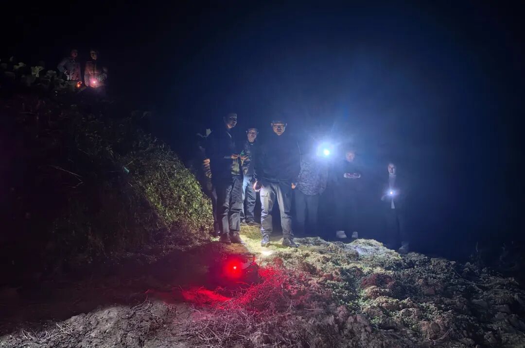 没有路径，荆棘藤蔓缠绕成网！他们把郭某“捆”在身上救出……