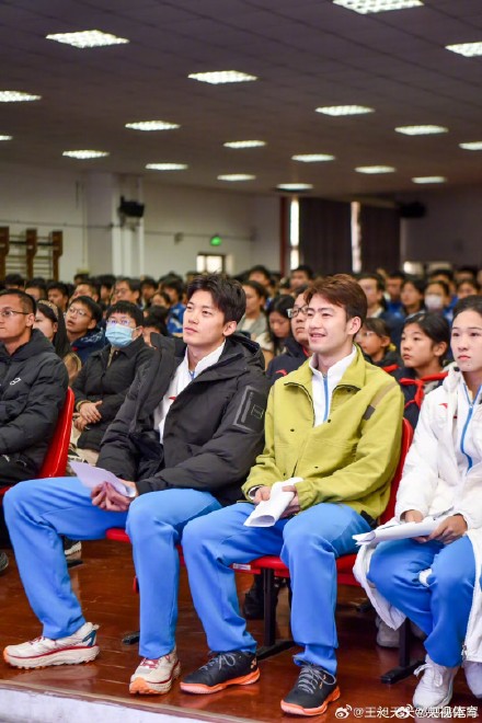 王昶晒与汪顺合影