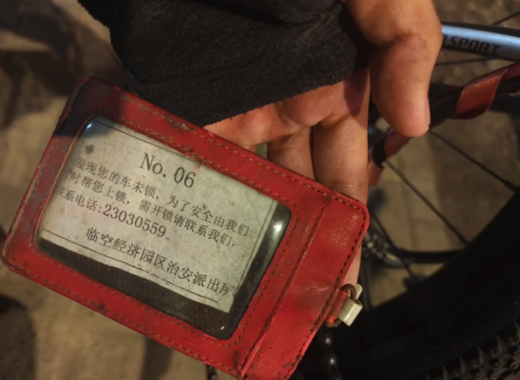 男子下班发现车被锁，真相暖心！网友：上海治好了我的“马大哈”