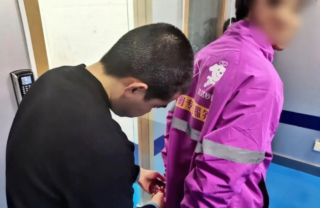 电动车小碰擦,“山姆”配送员被抓!原来是潜逃的犯罪嫌疑人… 电动车小碰擦,“山姆”配送员被抓!原来是潜逃的犯罪嫌疑人…