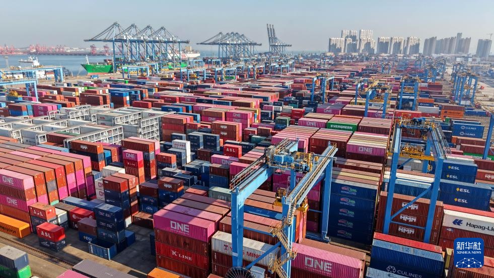 山东港口青岛港:巨轮频靠作业忙 山东港口青岛港:巨轮频靠作业忙