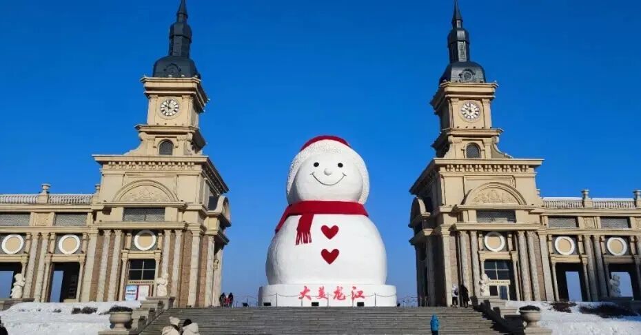 雪圈顶流“圆润”归来！哈尔滨“网红大雪人”开启造雪施工