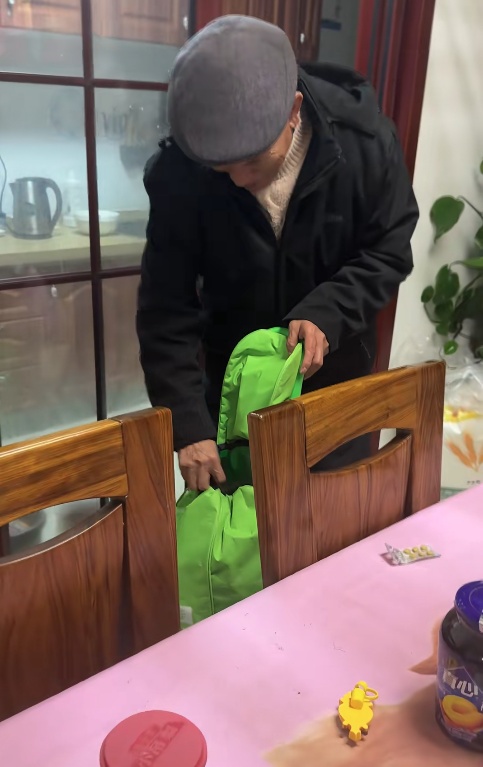 72岁爷爷公交地铁辗转4小时为感冒的孙女买点心,孙女:之前邻居说好吃,他就记住了 72岁爷爷公交地铁辗转4小时为感冒的孙女买点心,孙女:之前邻居说好吃,他就记住了