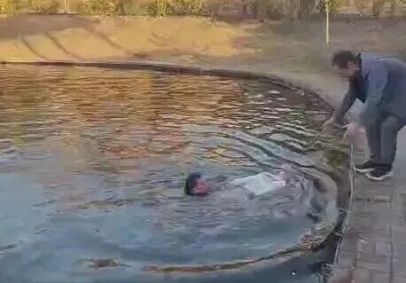 刷屏全网的黑衣帅哥，是一位大学教授！