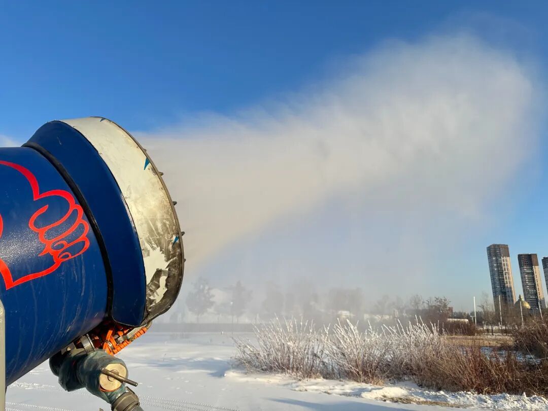 雪圈顶流“圆润”归来！哈尔滨“网红大雪人”开启造雪施工