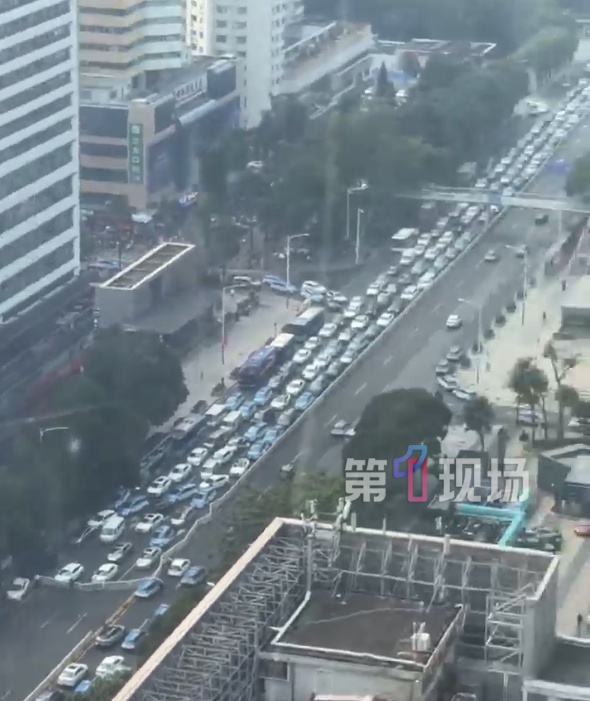 深南大道一路段突发意外！市民交警纷纷出手…