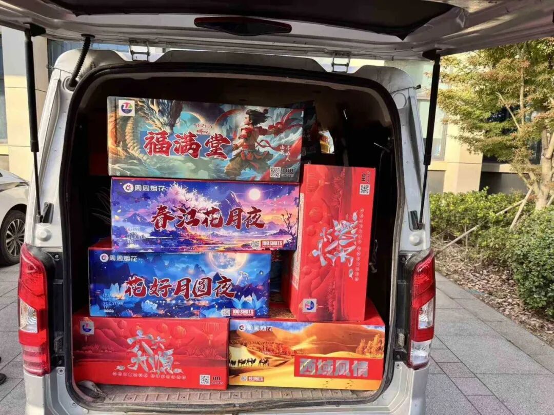 杭州田间集装箱暗藏玄机，警方一举查获400多箱烟花爆竹