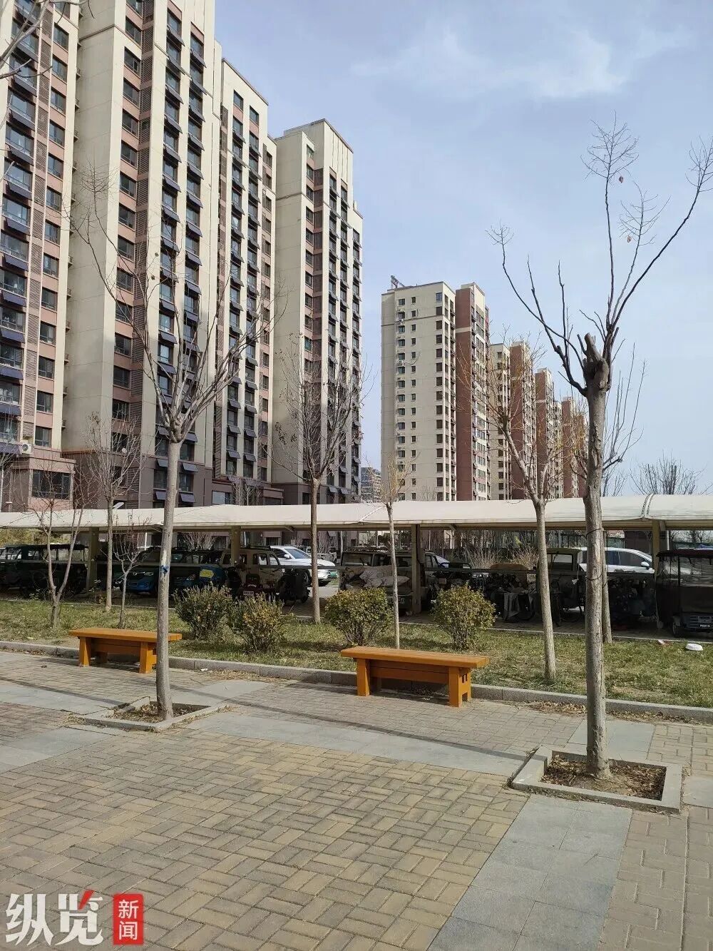 男子骑车遭晾衣绳“割喉”！物业：事发监控盲区，尚未找到拴绳人