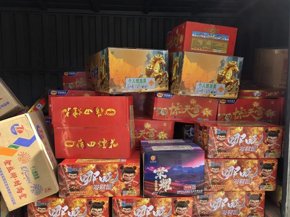 杭州田间集装箱暗藏玄机，警方一举查获400多箱烟花爆竹