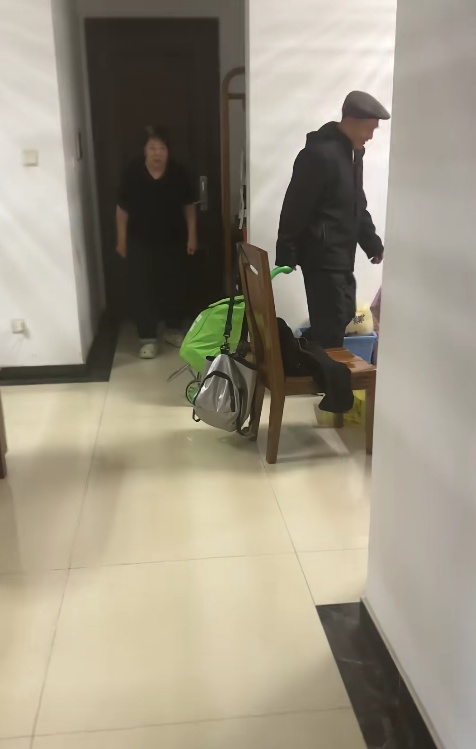 72岁爷爷公交地铁辗转4小时为感冒的孙女买点心,孙女:之前邻居说好吃,他就记住了 72岁爷爷公交地铁辗转4小时为感冒的孙女买点心,孙女:之前邻居说好吃,他就记住了