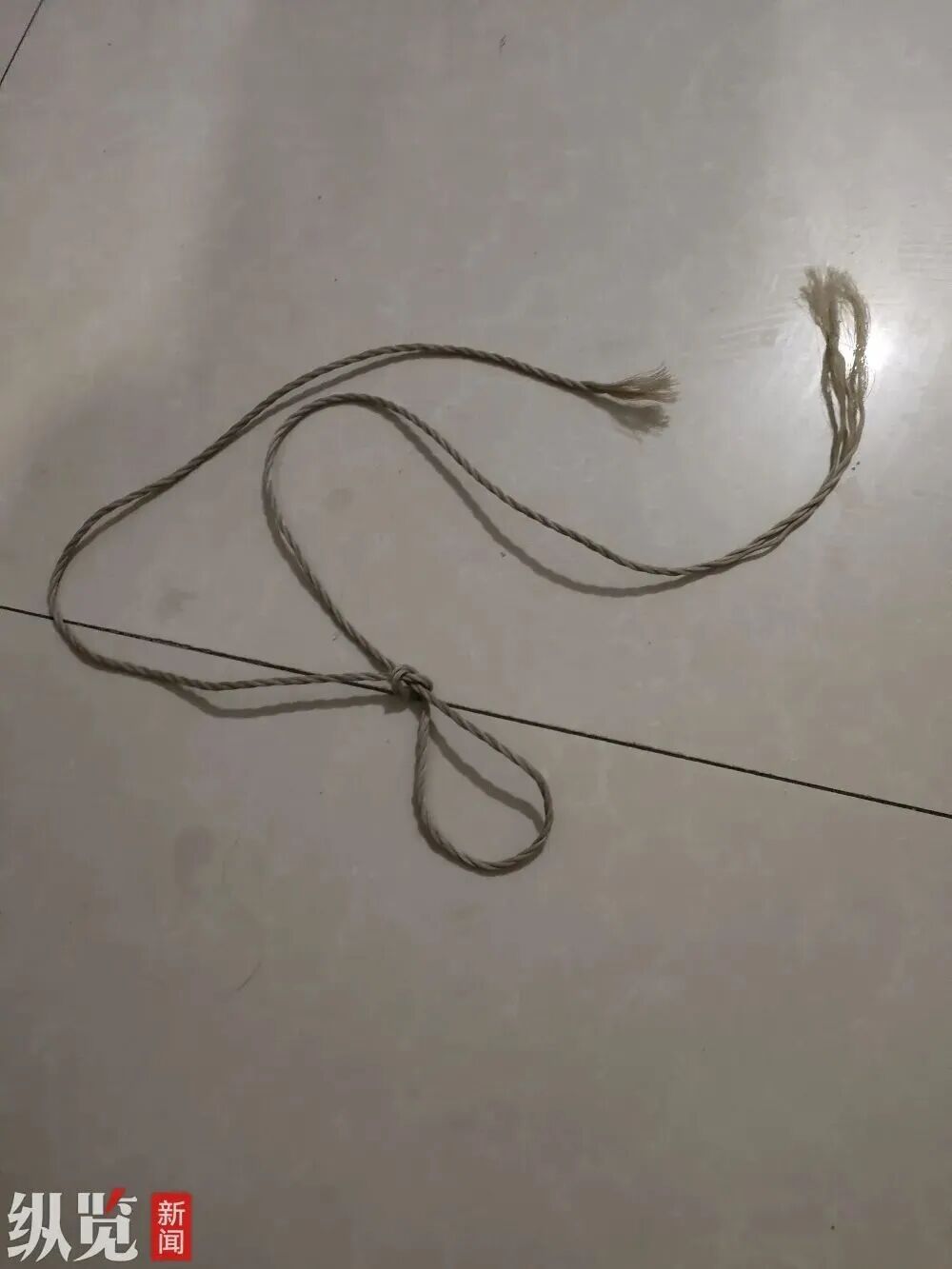 男子骑车遭晾衣绳“割喉”！物业：事发监控盲区，尚未找到拴绳人