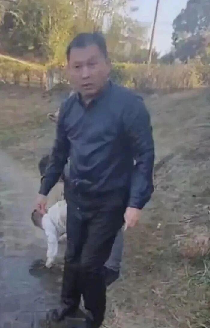 刷屏全网的黑衣男子找到了，为这位大学教授点赞！