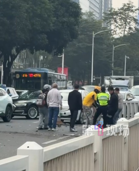 深南大道一路段突发意外！市民交警纷纷出手…