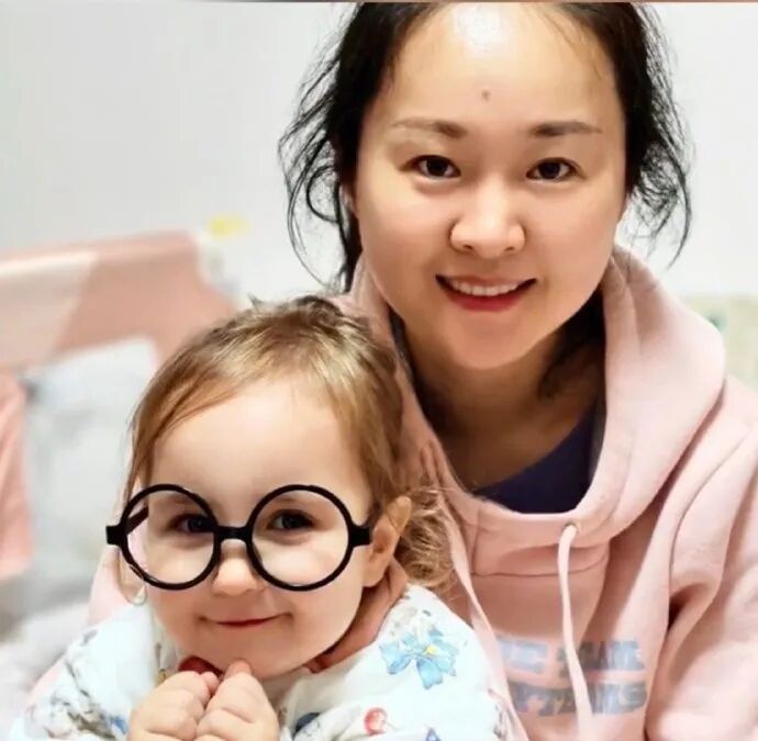 中国爸妈生出金发碧眼混血娃娃！原来太爷爷是斯拉夫人，网友：基因盲盒隐藏款