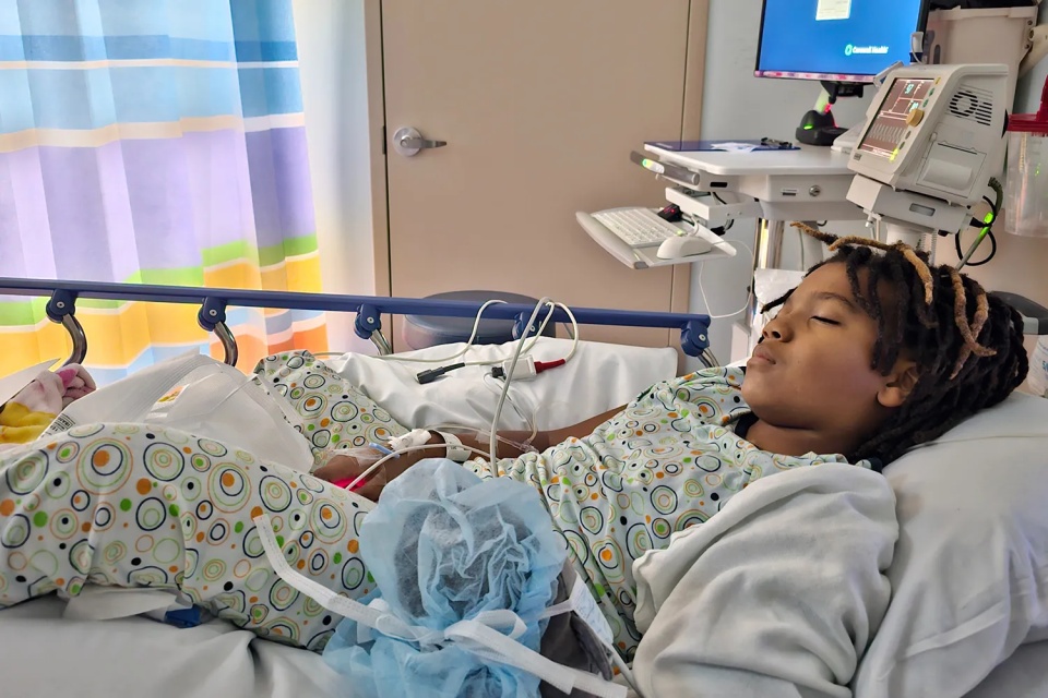 美国7岁男孩感染流感，因并发症双腿截肢