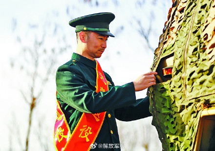 告别军营!又一批老兵卸下肩章领花 告别军营!又一批老兵卸下肩章领花