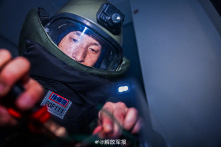 屏住呼吸!近距离感受武警官兵搜排爆训练 屏住呼吸!近距离感受武警官兵搜排爆训练