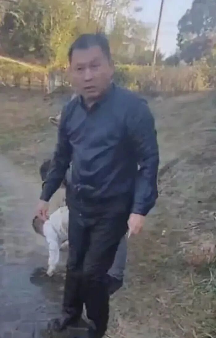 刷屏全网的黑衣帅哥，是一位大学教授！