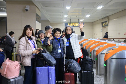 今冬首趟“悠享龙江·银旅号”冰雪旅游列车开行