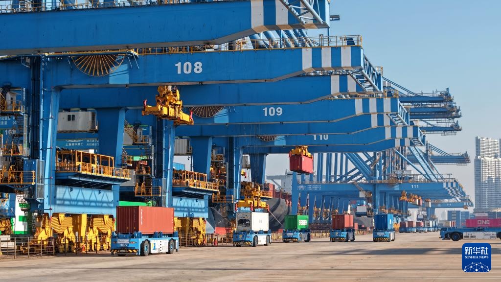 山东港口青岛港:巨轮频靠作业忙 山东港口青岛港:巨轮频靠作业忙