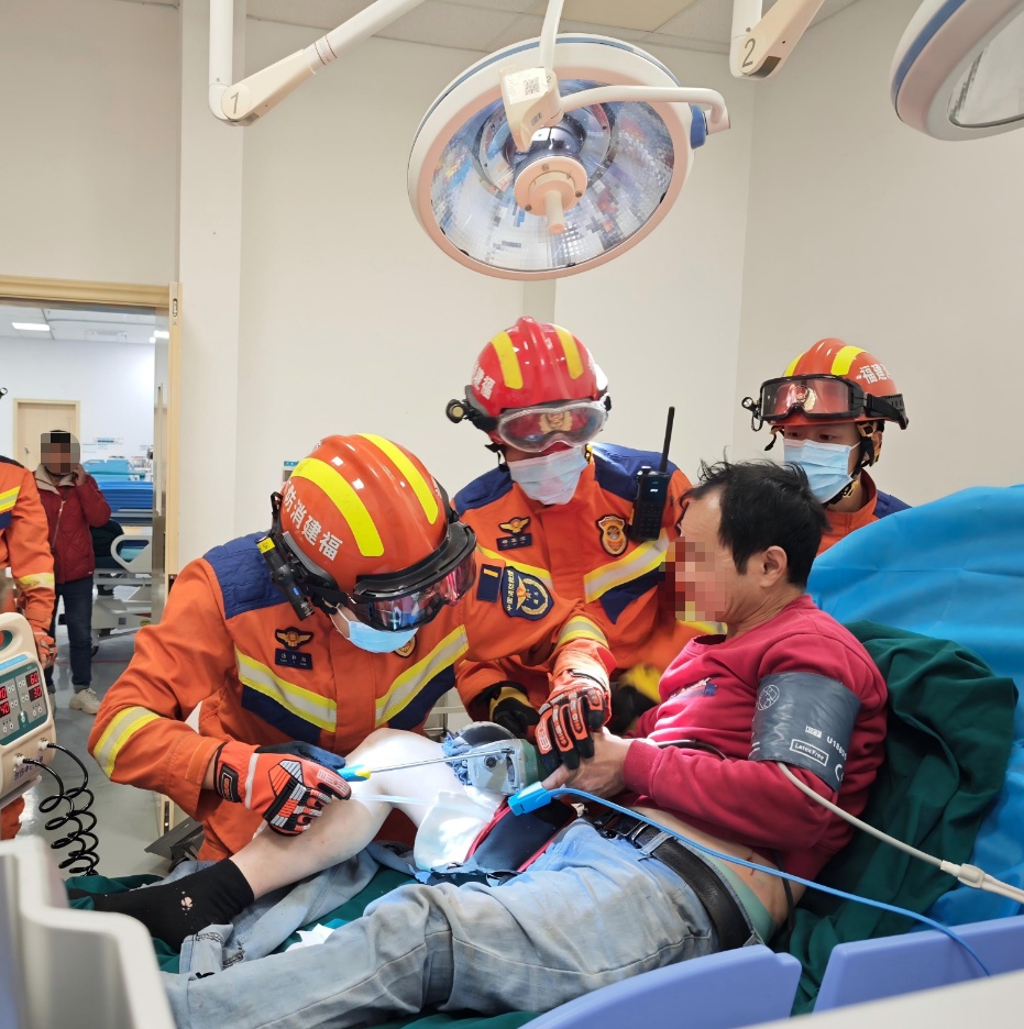 他的大腿上，嵌进了一台“暴走”的凶器！