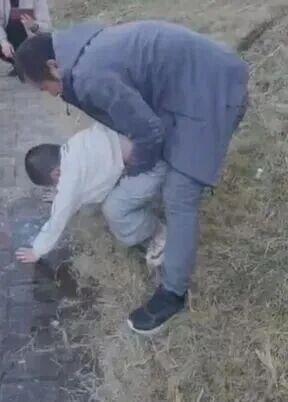 刷屏全网的黑衣男子找到了，为这位大学教授点赞！